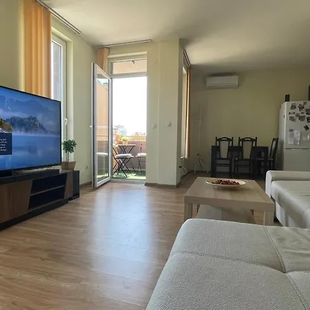 Very Cozy And Sunny In The Center Of *